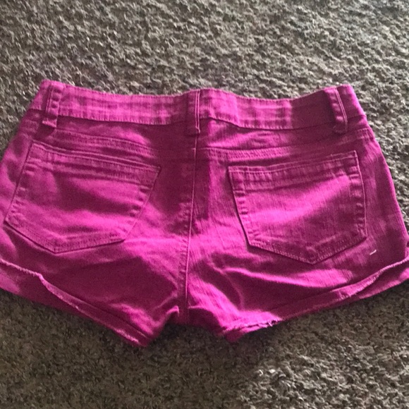 Short shorts - Picture 3 of 4